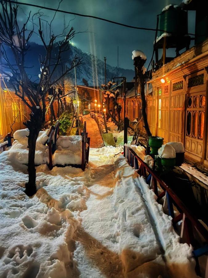 Chicago Group Of Houseboats Hotel Srīnagar Buitenkant foto