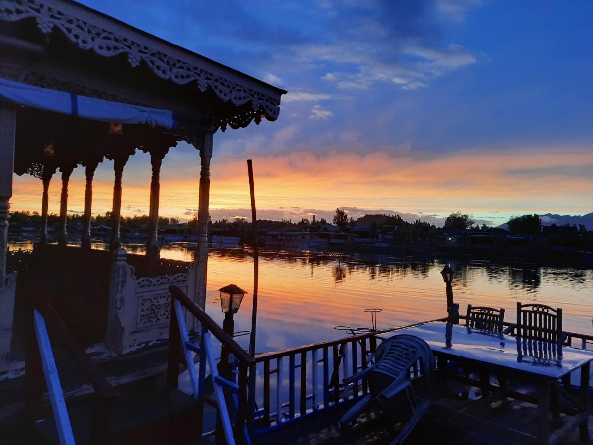 Chicago Group Of Houseboats Hotel Srīnagar Buitenkant foto