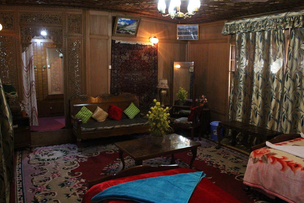 Chicago Group Of Houseboats Hotel Srīnagar Buitenkant foto