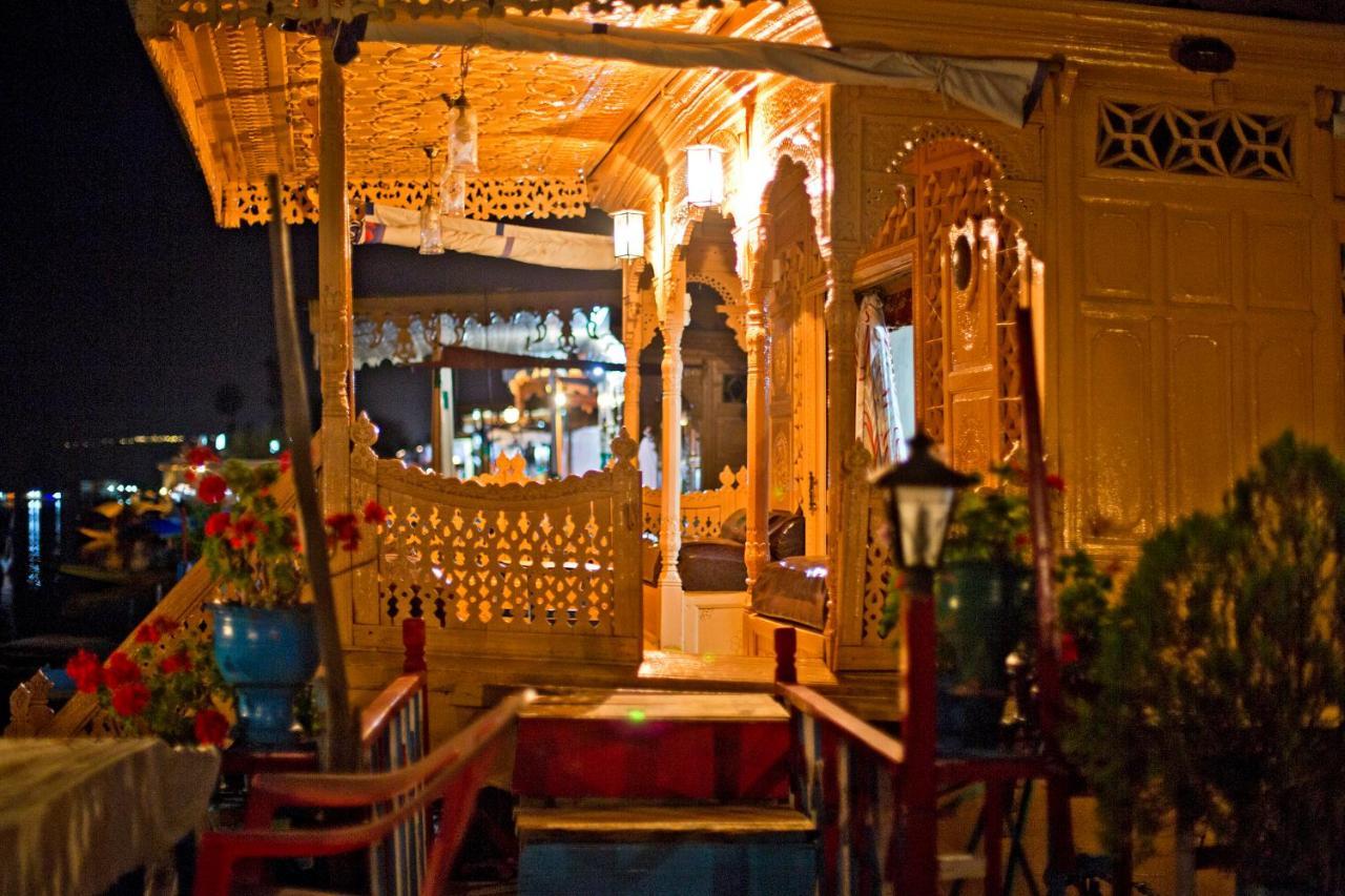 Chicago Group Of Houseboats Hotel Srīnagar Buitenkant foto