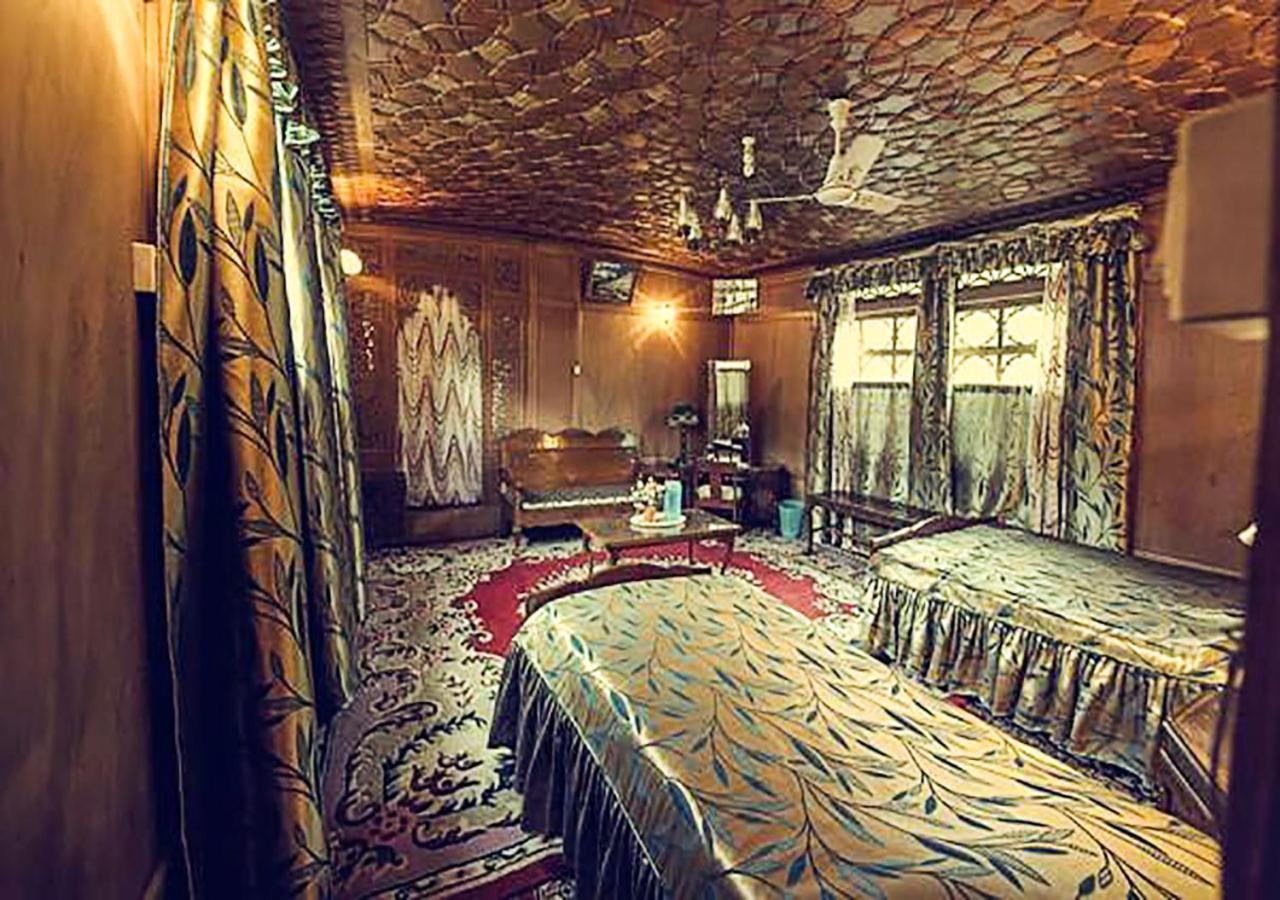 Chicago Group Of Houseboats Hotel Srīnagar Buitenkant foto