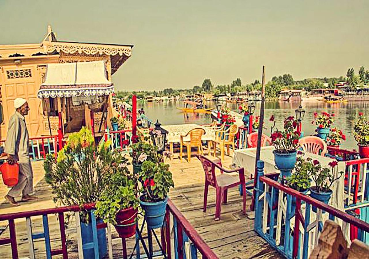 Chicago Group Of Houseboats Hotel Srīnagar Buitenkant foto