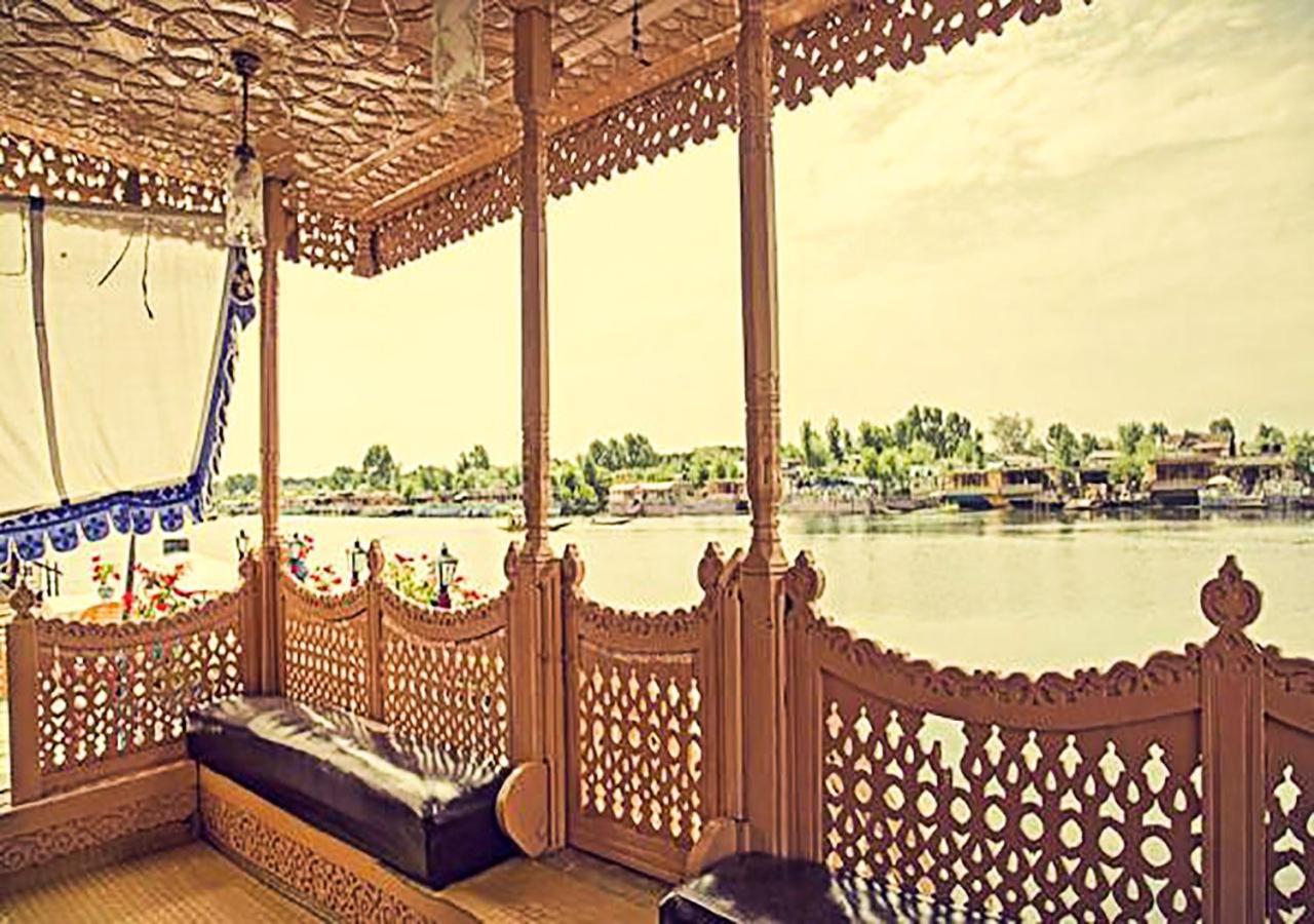 Chicago Group Of Houseboats Hotel Srīnagar Buitenkant foto