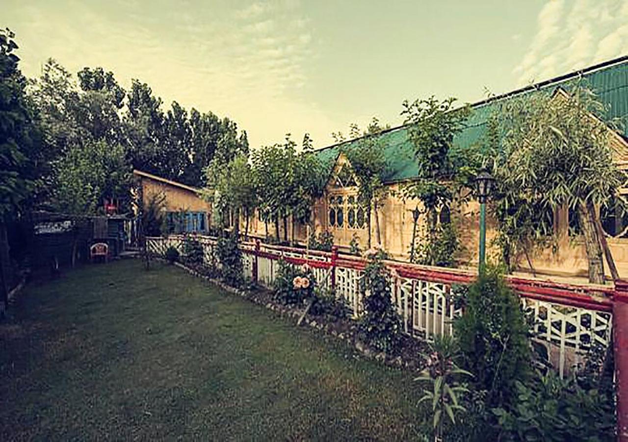 Chicago Group Of Houseboats Hotel Srīnagar Buitenkant foto
